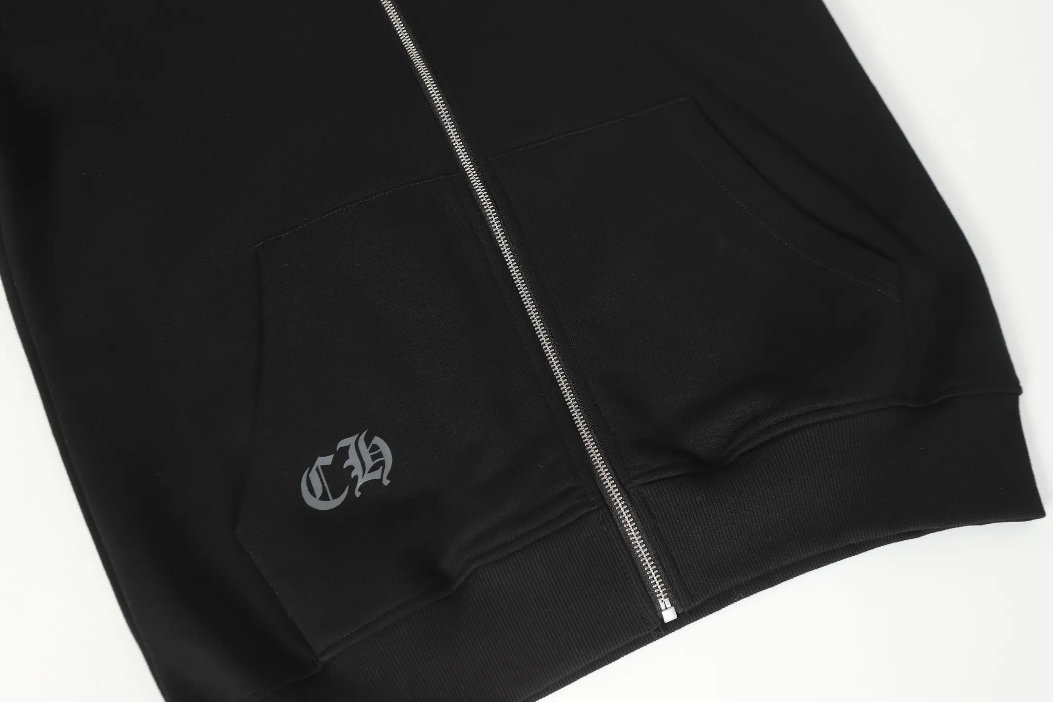P240 Cross-border model, please do not place an order if you are pursuing quality -Chrome Hearts/Chrome Hearts 25ss Hong Kong Limited Scroll Horseshoe Print Zipper Sweater Cardigan Jacket -High weight, high density and high quality. The wool is soft, delicate and skin-friendly. It feels soft and silky. It has excellent warmth and skin-friendly properties. -Size: S M L XL